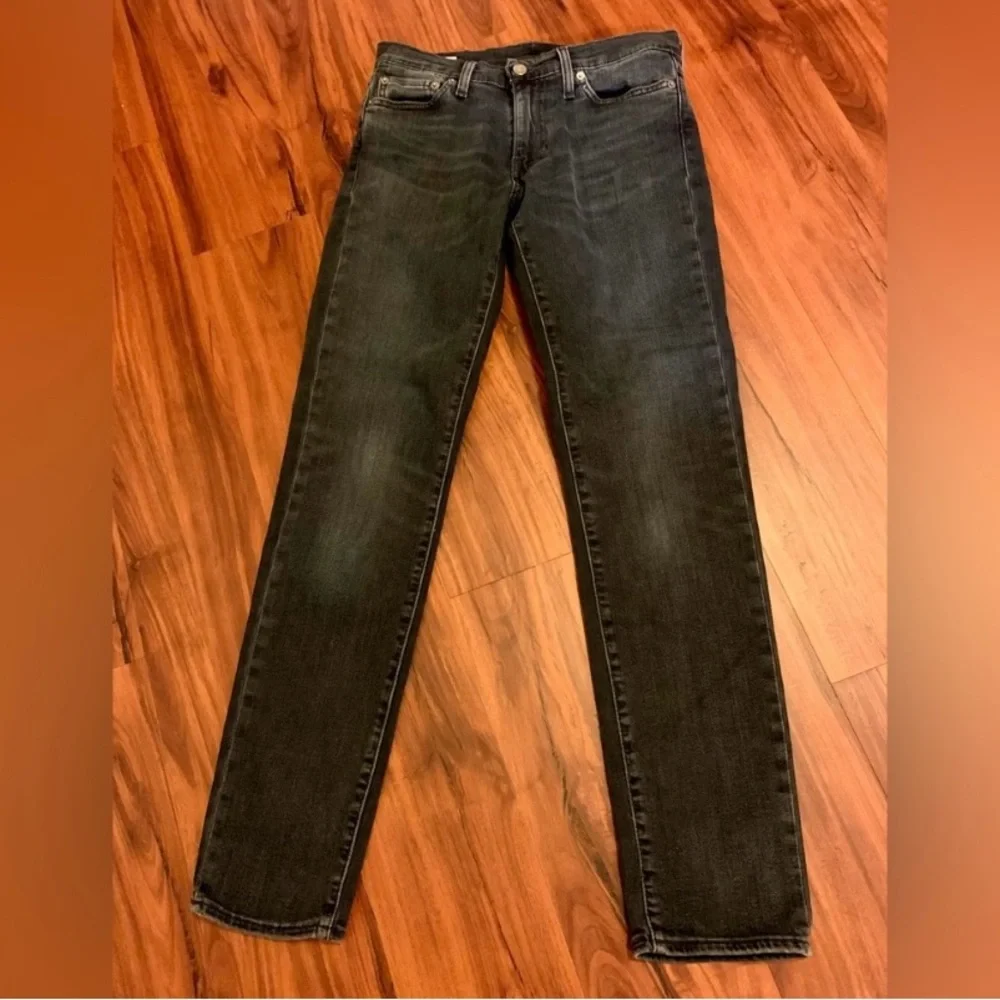 LN MEN’S LEVI’S PREMIUM JEANS. BLUE DARK WASH.